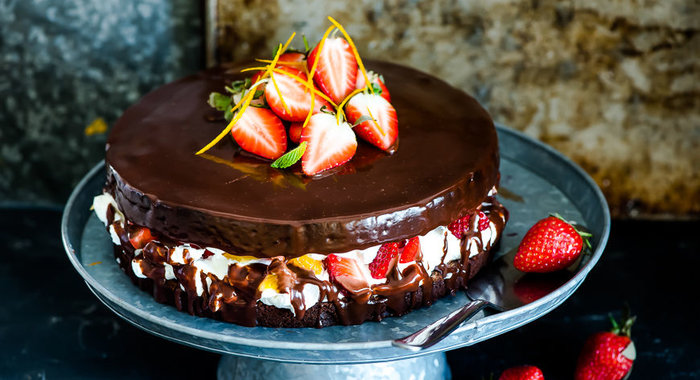 Шоколадный торт с клубникой
