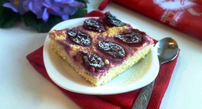 Творожный пирог со сливами