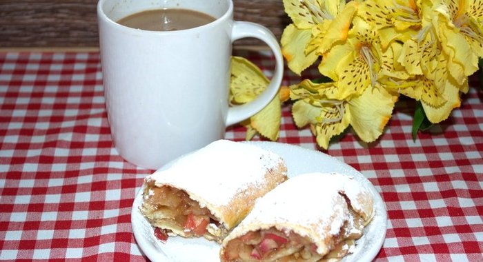 Штрудель с яблоками из слоеного теста