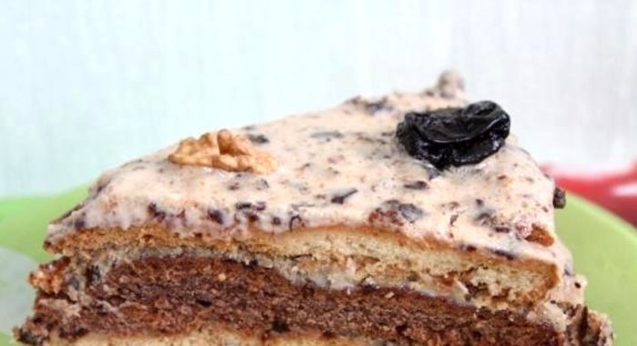 Торт с черносливом и грецкими орехами
