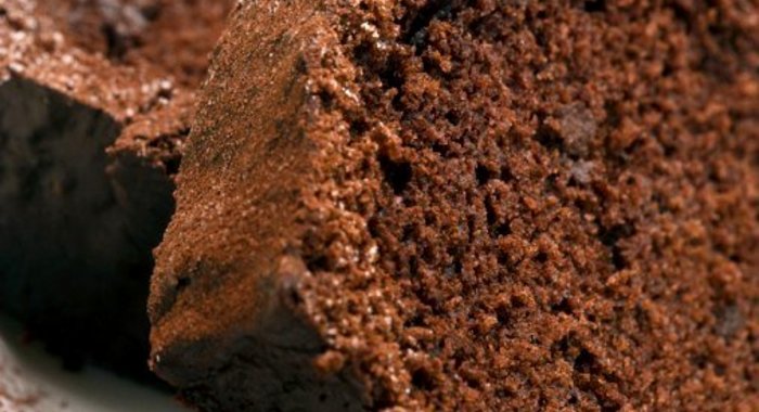 Пасхальный шоколадный пирог с ежевикой