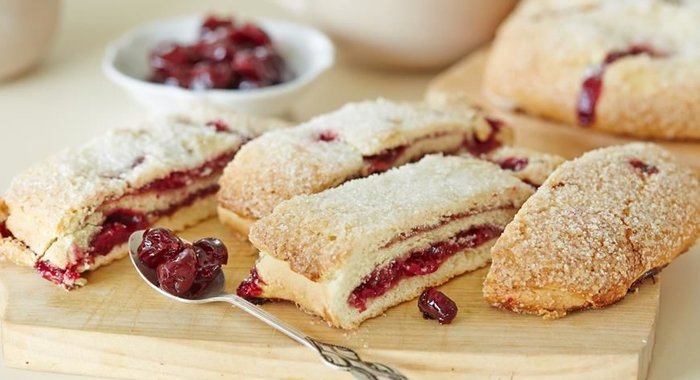 Быстрый пирог с вареньем к завтраку