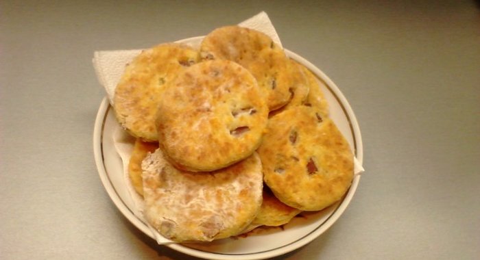 Домашнее печенье с беконом и сыром