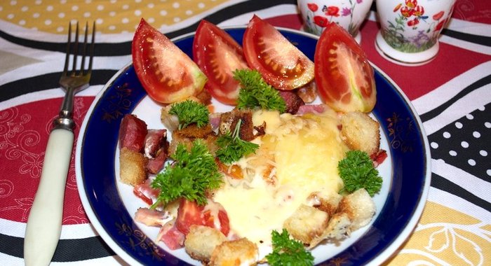 Яичница с колбасой и хлебом