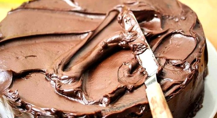 Торт с кусочками бисквита и фруктами