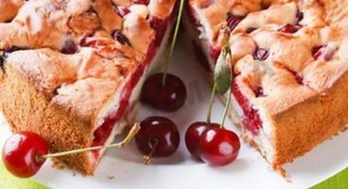 Шарлотка с вишней в мультиварке