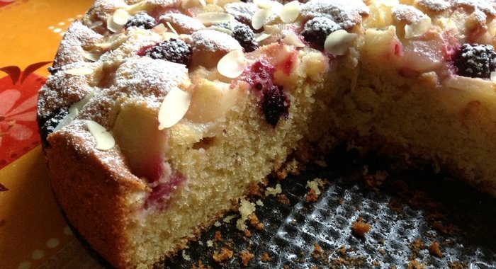 Пирог с грушей и ежевикой