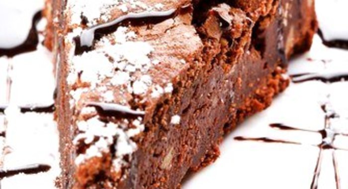 Охлажденный шоколадно-ягодный пирог с орехами пекан