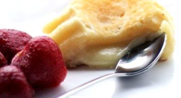 Белый фондан с клубникой