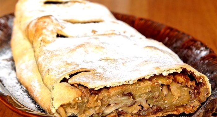 Яблочный штрудель с корицей и пеканом