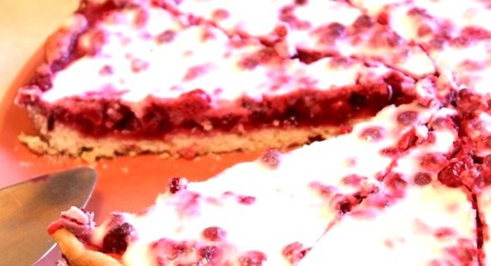 Открытый пирог с брусникой