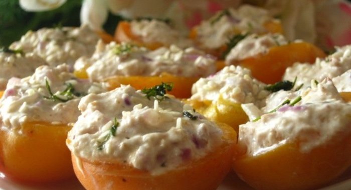 Мусс из тунца на абрикосах