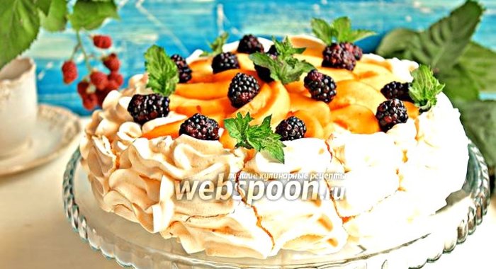 Десерт «Павлова» с персиками и ежевикой