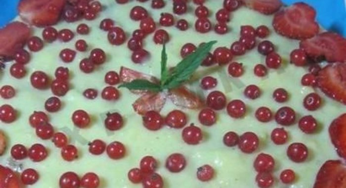 Сметанный торт с ягодами