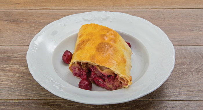 Штрудель с вишней и миндалем