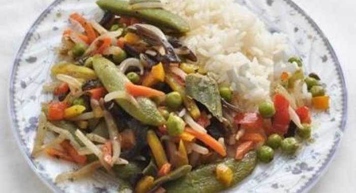 Овощи с черным чесноком и рисом