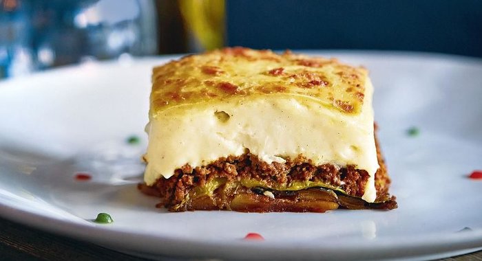 Мусака, овощная запеканка с говяжьим фаршем и соусом бешамель