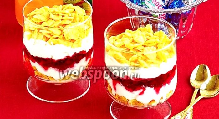 Десерт из сливок с кукурузными хлопьями и брусничным вареньем