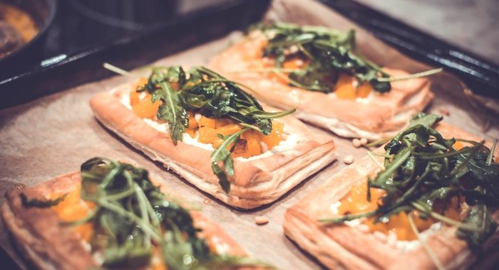 Открытый пряный пирог с тыквой и зеленым соусом табаско