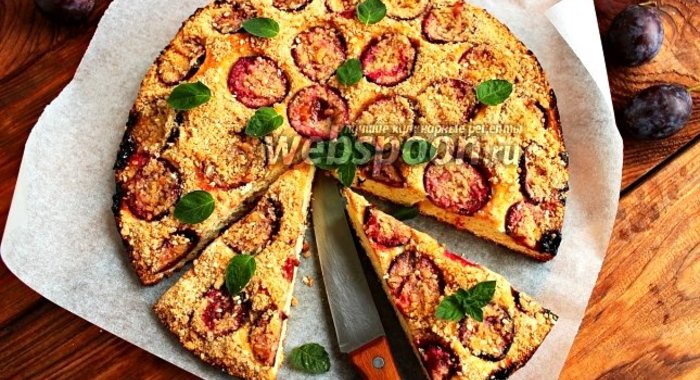 Йогуртовый пирог со сливой и штрейзелем