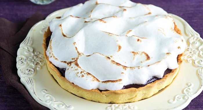 Шоколадный торт с меренгой