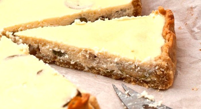 Творожный пирог с фейхоа и клубничным соусом