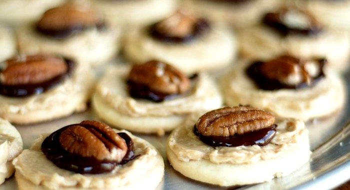 Печенье с кремом мокко и орехами