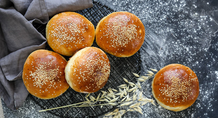 Бисквитные пирожные со взбитыми сливками