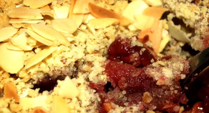 Яблочный крамбл с вишней и миндалем