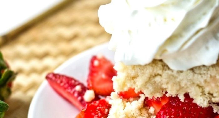 Шорткейк амишей со свежей клубникой и сливками