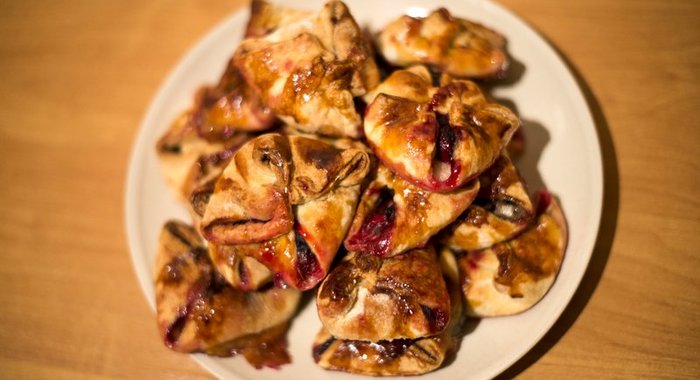 Конвертики с вишней, корицей и апельсинами