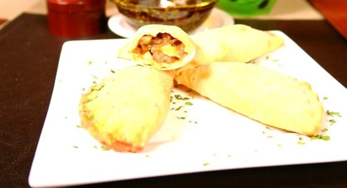 Эмпанадас с яйцами, ветчиной, оливками и чеддером