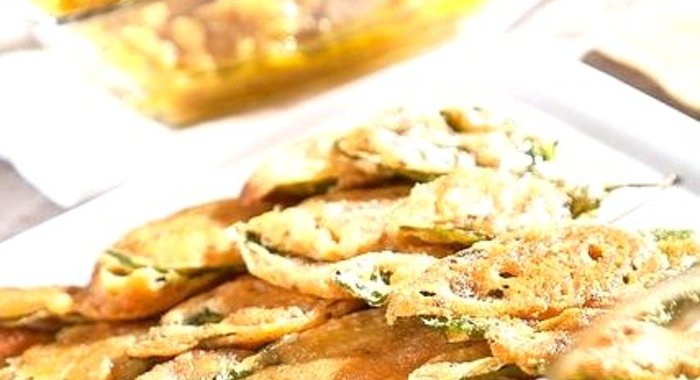 Шпинат в кляре с соусом чатни