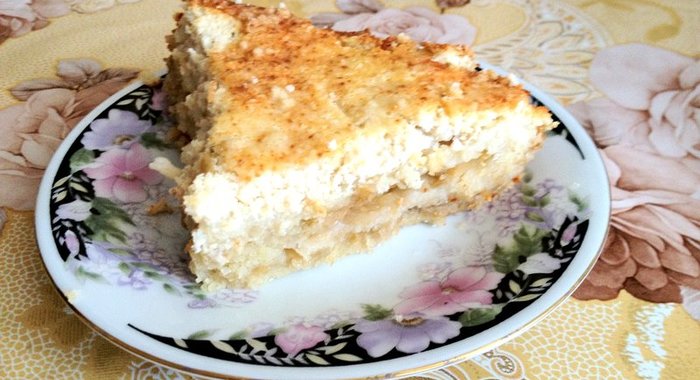 Слоеный пирог с яблоками и творогом