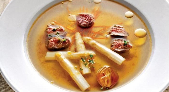 Бульон из артишоков с белой спаржей и филе ягненка