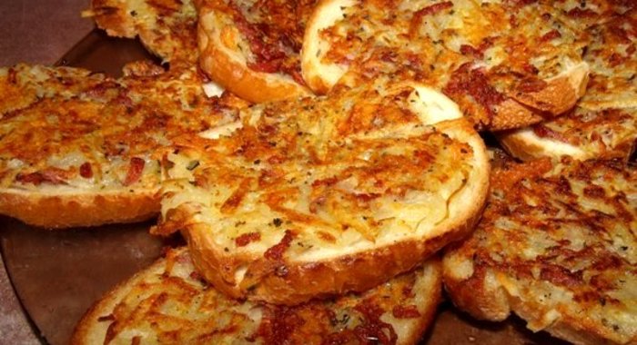 Бутерброды с колбасой на сковороде