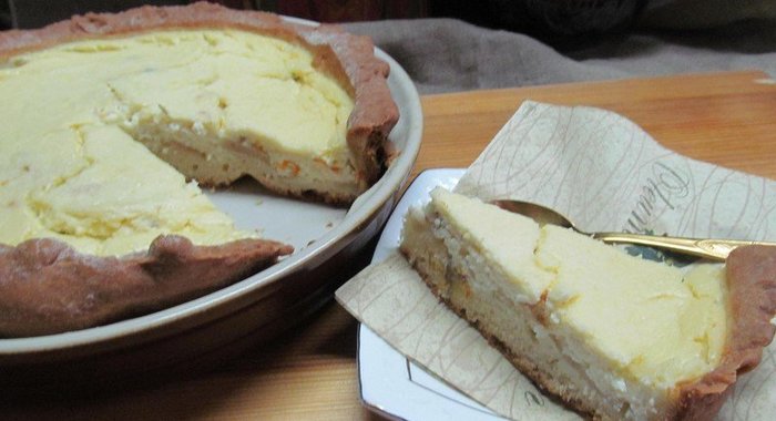 Творожный пирог с яблоком и календулой