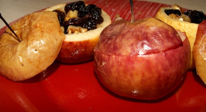 Яблоки, запеченные с изюмом и орехами