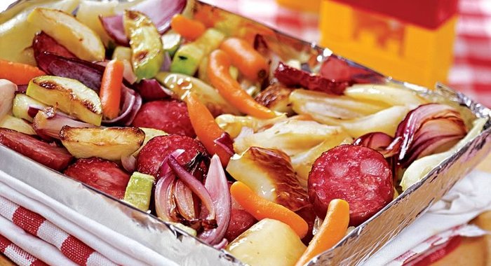 Овощи с колбасой, приготовленные в фольге так, что за уши не оттащишь