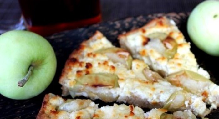 Овсяный пирог с творогом и яблоками