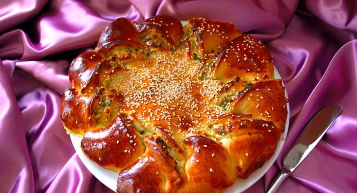 Пирог с зеленью и брынзой