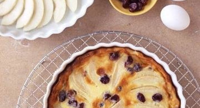 Клафути с грушами и сушеной вишней