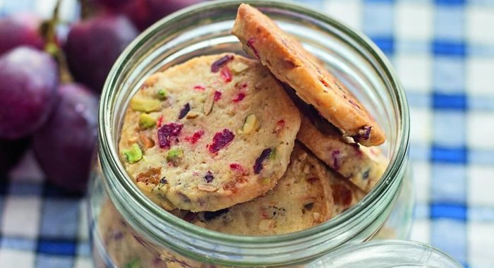 Печенье с орехами и вялеными ягодами