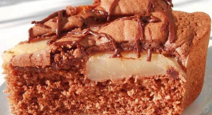 Шоколадный пирог с грушей