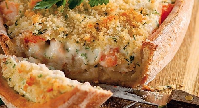 Хрустящий пирог с треской, пикшей и креветками