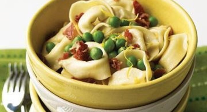 Тортеллини с горошком и ветчиной
