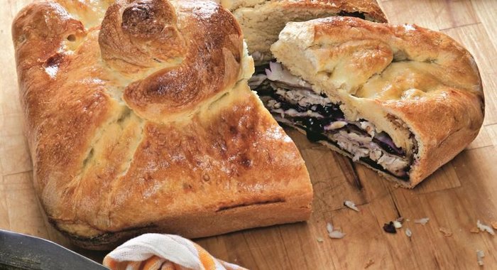 Пирог на сливках, с курицей и смородиной