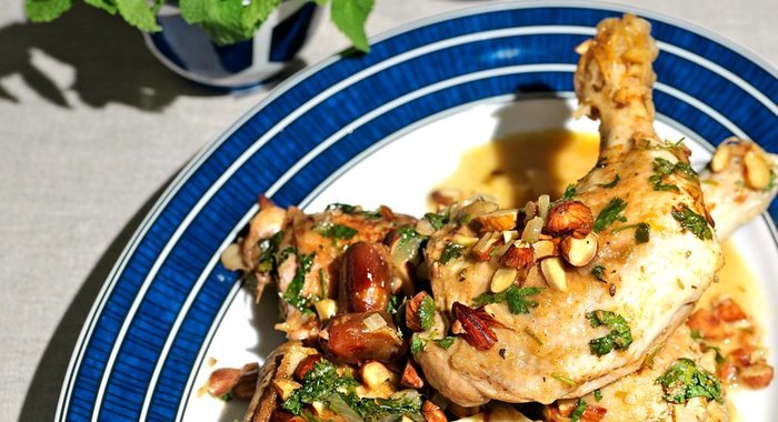 Тушеная курица с финиками