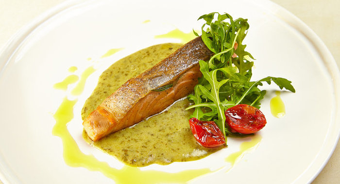 Лосось с соусом из рукколы