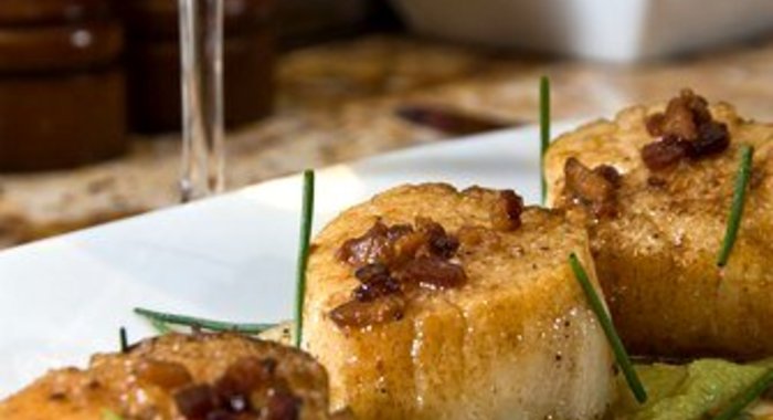 Жареные гребешки со сливочным соусом мисо